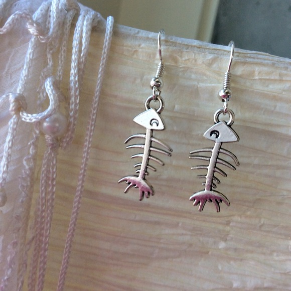 🌺 FISHBONE SKELETON DANGLE EARRINGS FISH GOTHIC EMO 925 SILVER DOLLS KILL WITCH - Picture 4 of 6